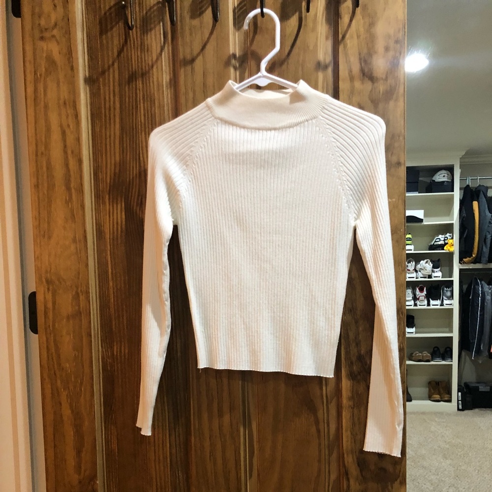 Closet Space size M cribbed crop high neck